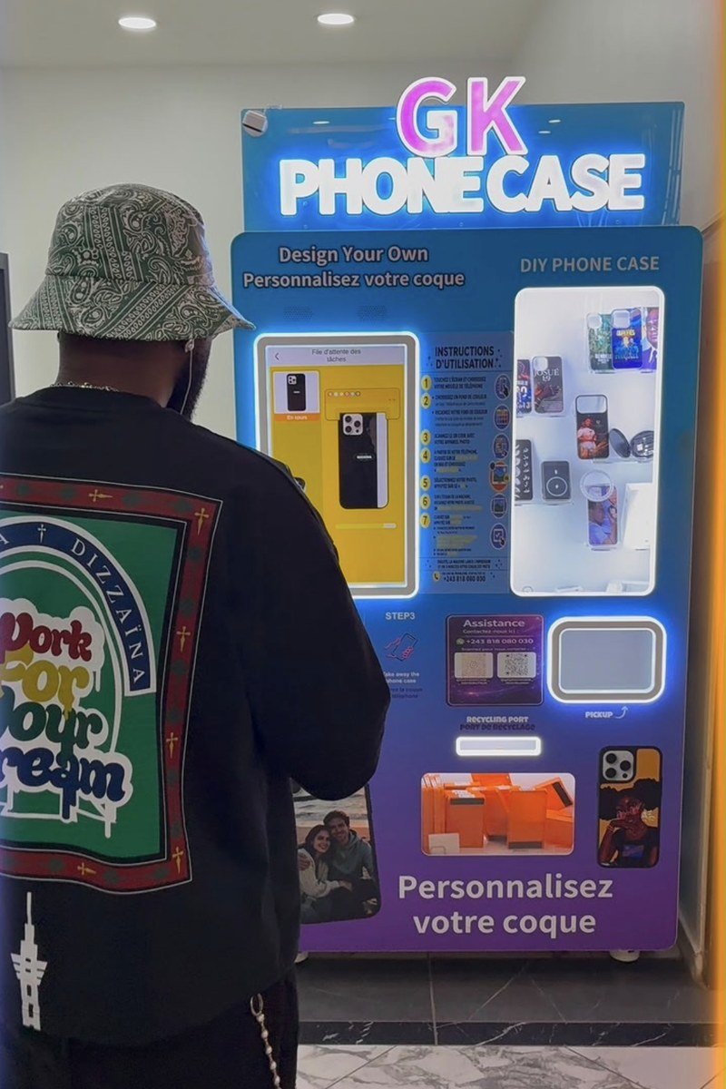 Un client de dos devant la machine GK PHONECASE