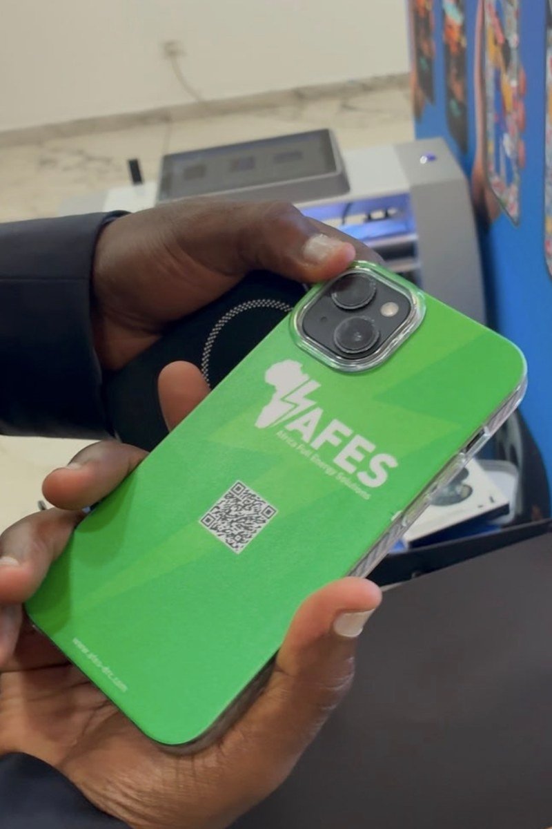 Coque verte personnalisée avec le logo d'une entreprise et un QR code
