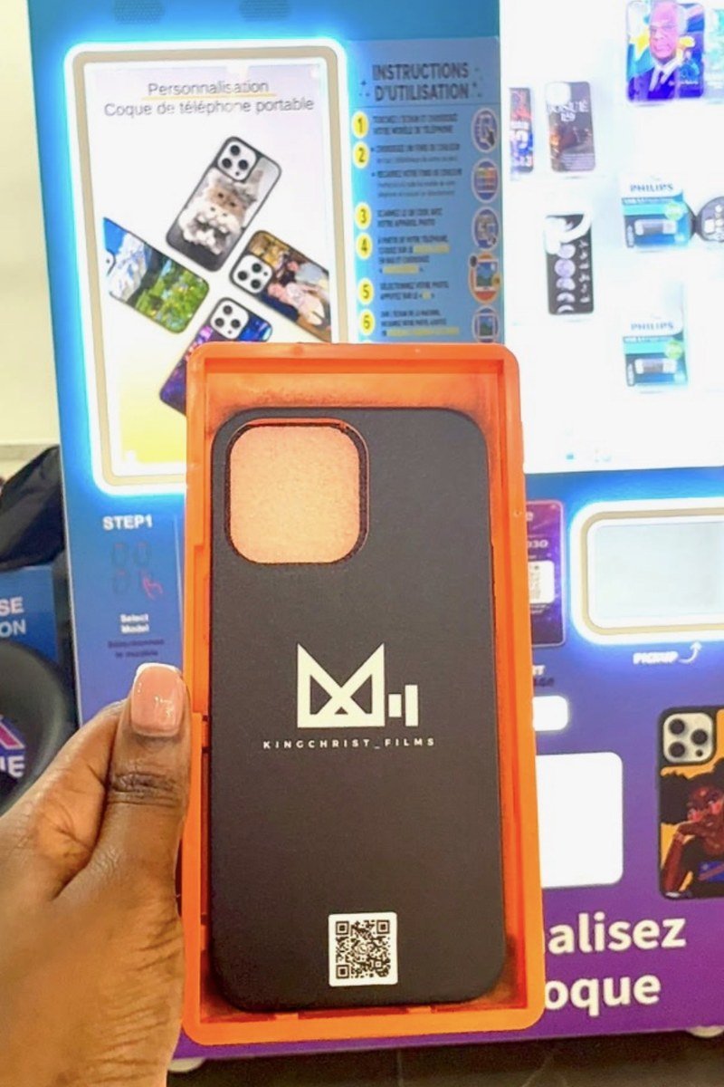 Coque noire personnalisée avec un logo et un QR code, dans son bac de retrait orange